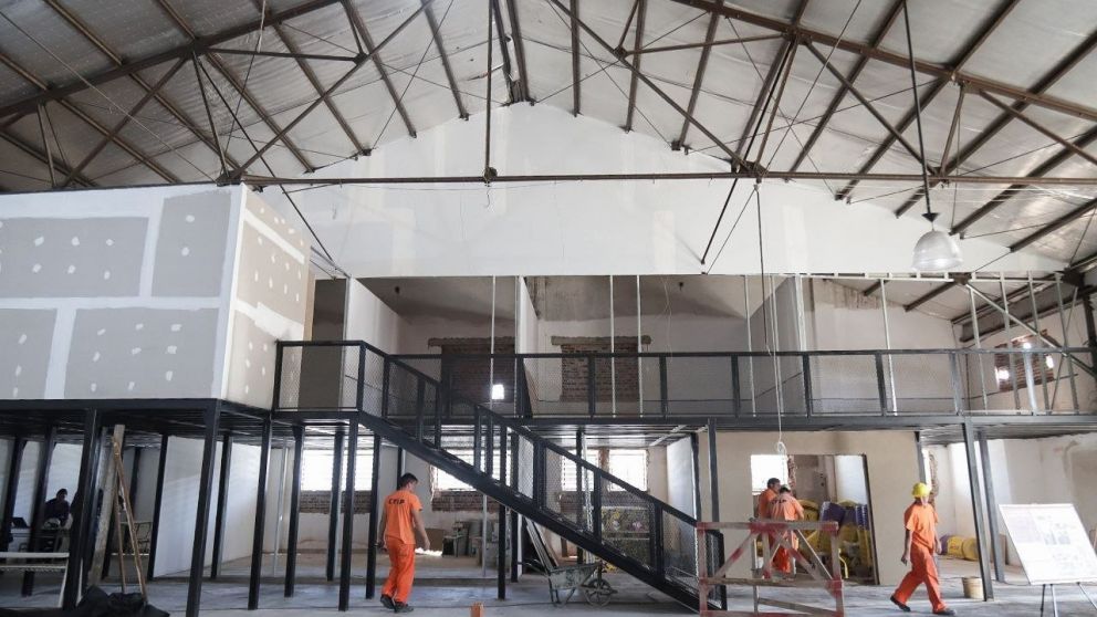 Mayra Mendoza supervis� el avance de obras de la Escuela N� 16