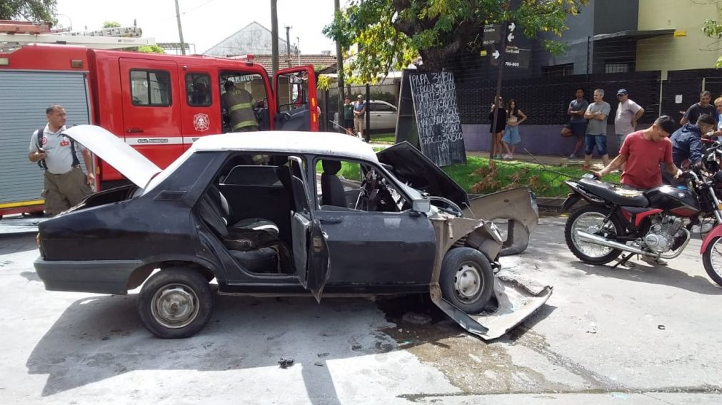 Impactante choque entre un auto y un colectivo