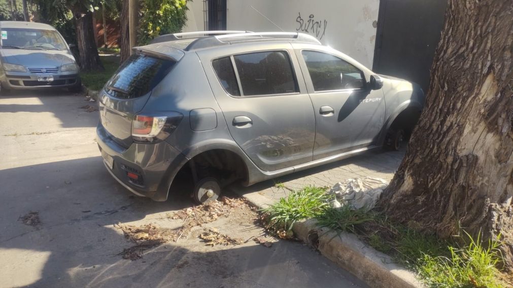 Buscan a malvivientes que se robaron las cuatro ruedas de un auto