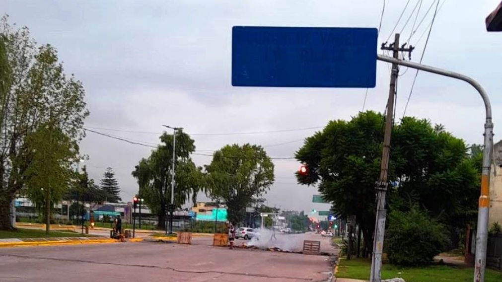 Caos vehicular en Bernal: complicaciones a la altura del Tri�ngulo