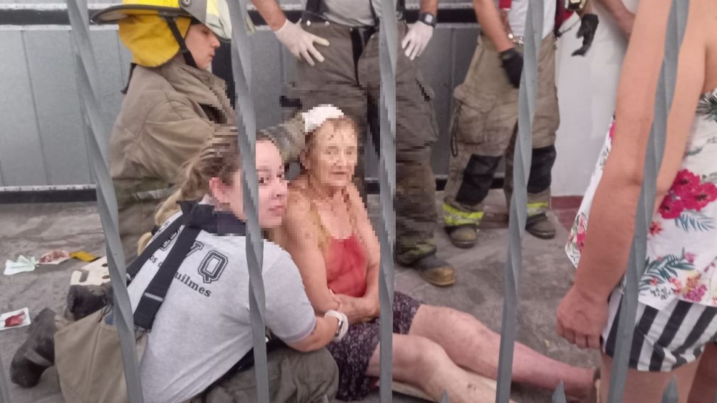 Jubilada cayó a un pozo ciego y se salvó de milagro