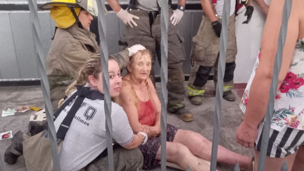 Jubilada cayó a un pozo ciego y se salvó de milagro