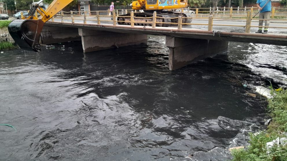 Limpieza en los arroyos antes de la llegada de tormentas