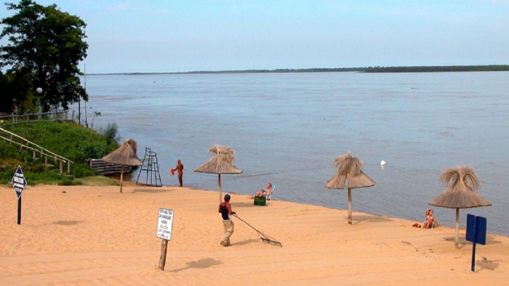 Ni Colón ni Gualeychú: una localidad con playas de arena blanca y aguas serenas para hacer una escapada a puro descanso.