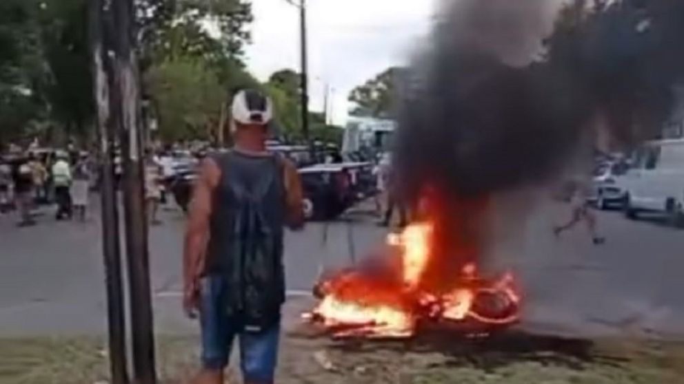 Explosión de violencia: intentaron escapar, quemaron una moto y atacaron a la policía