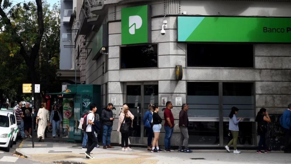 Feriados: ¿Qué días no habrá bancos en 2025 según el BCRA?