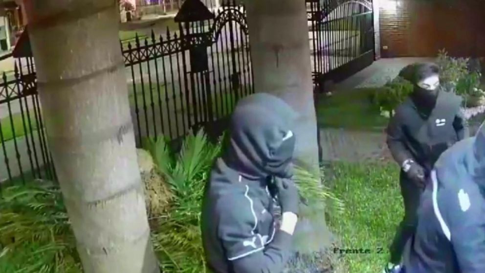 Noche de terror: delincuentes encapuchados protagonizan violenta entradera