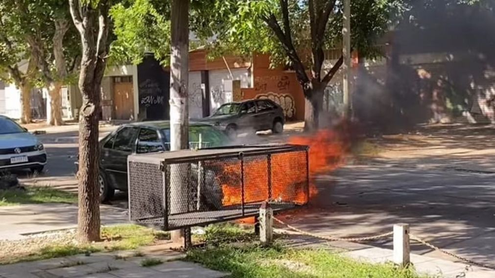 Momentos de tensión: un auto se prendió fuego en plena avenida