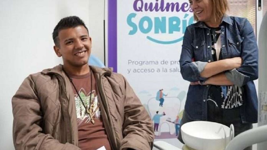 Vecinos recibieron prótesis dentales gracias al programa municipal