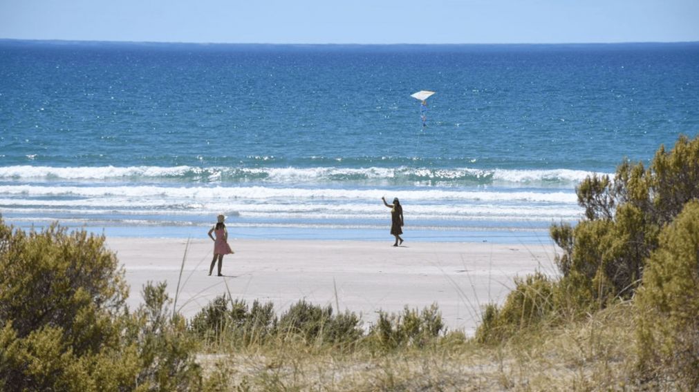 Una playa desolada con aguas claras y un entorno natural digno de película.
