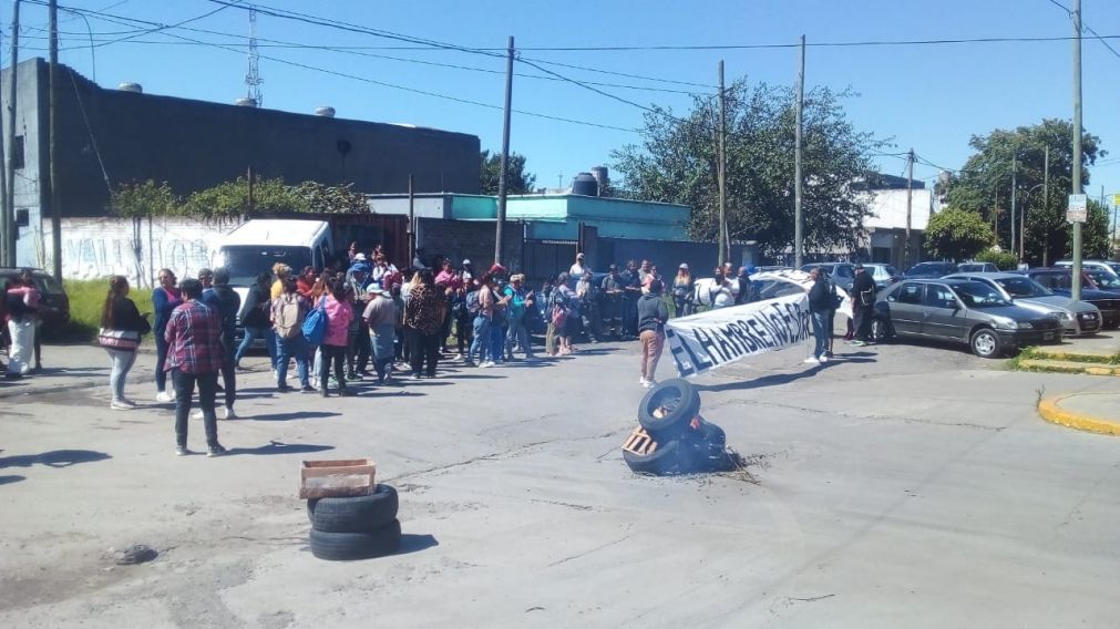 Reclamo de alimentos frente a frigor�fico: "Milei combate a los pobres, no a la pobreza"