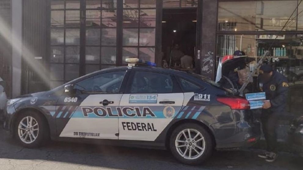 De Instagram al allanamiento: un cargador que explotó destapó una red de iPhones aparentemente truchos