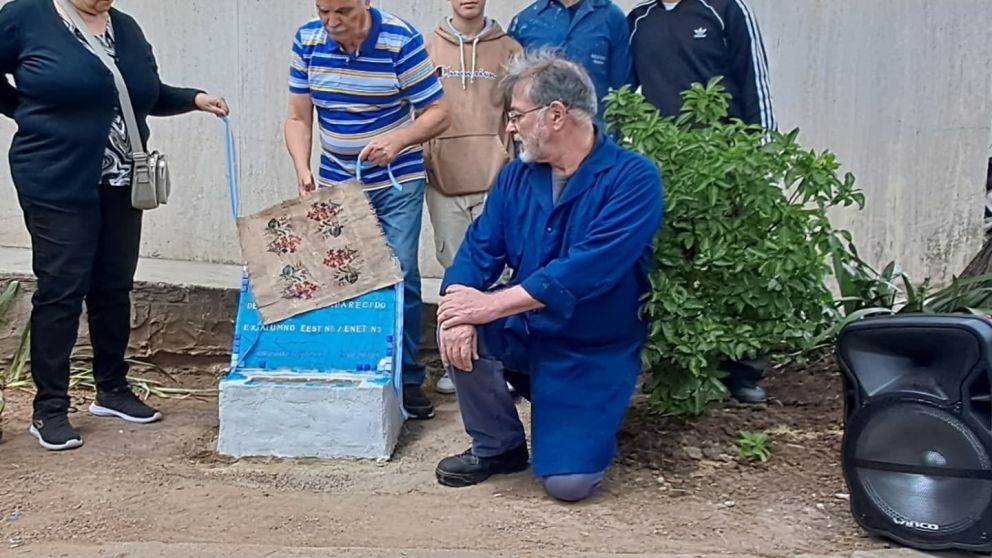 "Baldosas de la memoria": homenaje a un detenido desaparecido de Quilmes