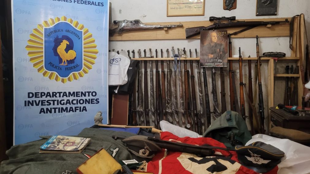 Hallan arsenal nazi y detienen a traficante vinculado al contrabando global: los detalles