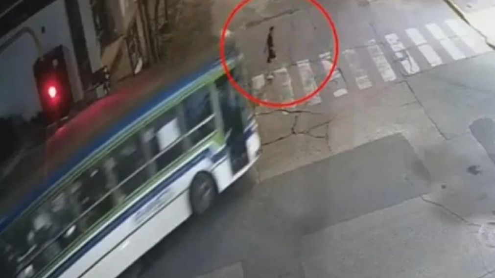 Impactante: colectivo embiste a un hombre y todo queda grabado