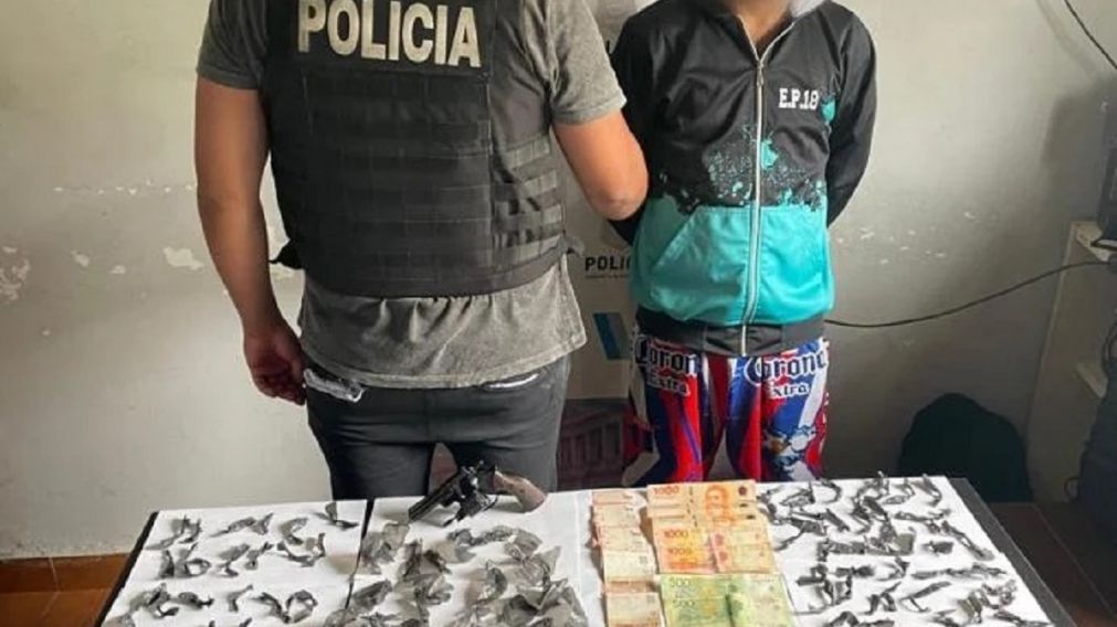 Con cocaína y un revólver: detienen a narco en Villa Itatí acusado de venderle a menores