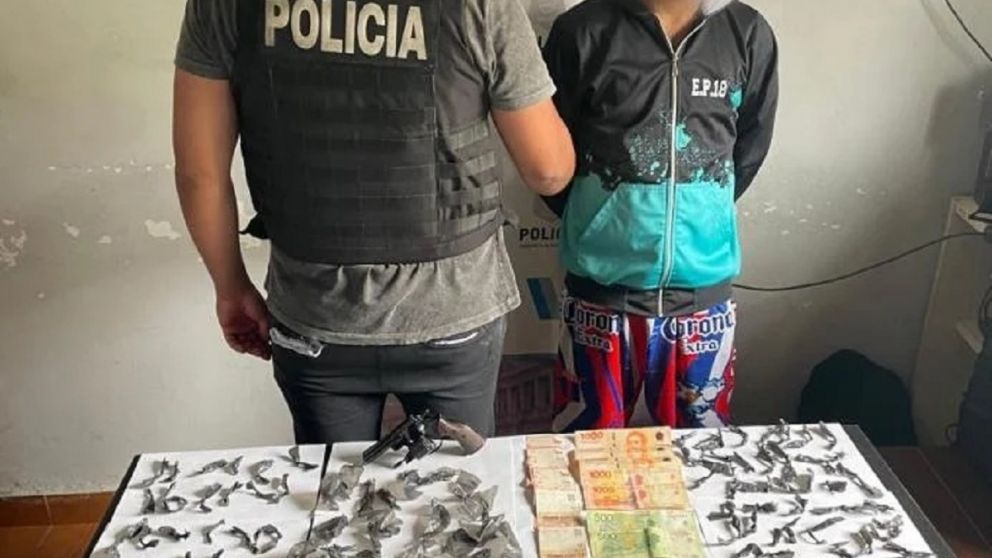 Con cocaína y un revólver: detienen a narco en Villa Itatí acusado de venderle a menores