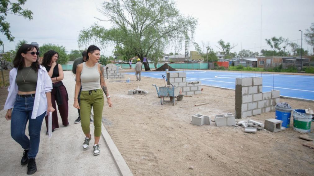 Mayra Mendoza recorrió obras en Solano