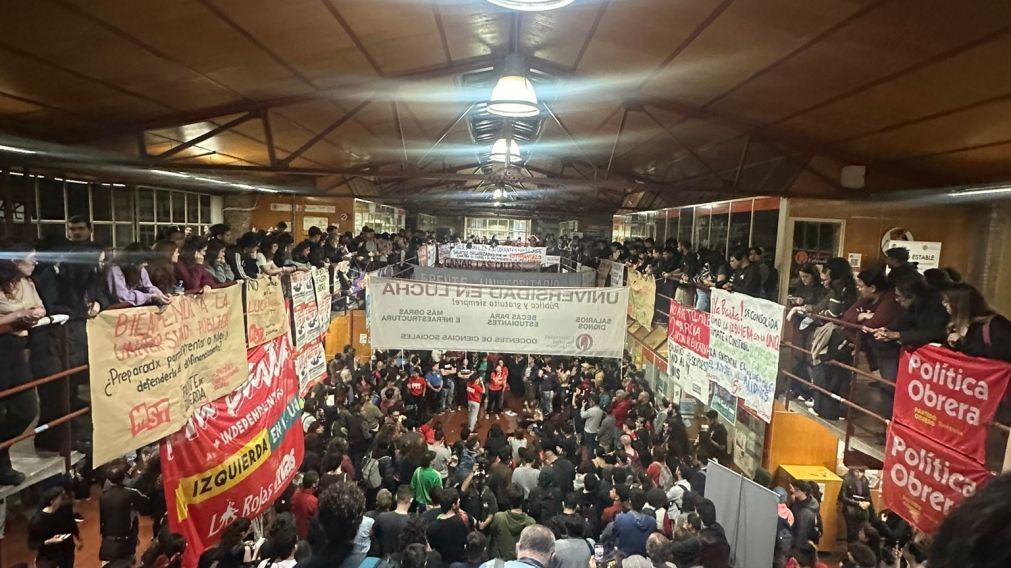 Libertarios arrojaron gas pimienta en la asamblea de la UNQ: una concejal radical y un cronista de Radio FMQ entre los afectados