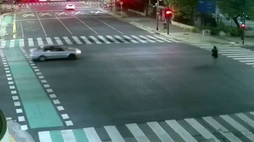Insólito: un ciclista fue atropellado y se fue caminando