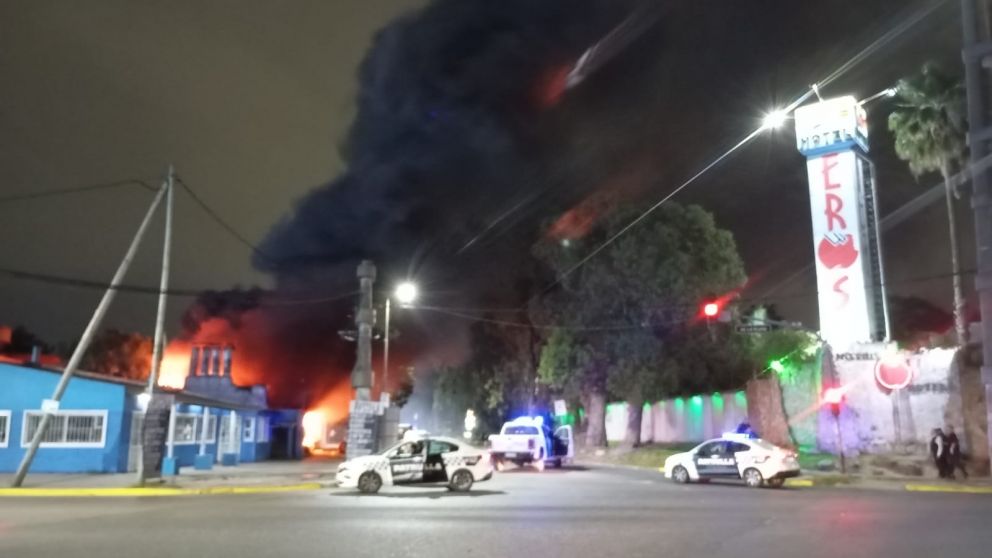 Incendio en Quilmes Oeste: fuego en una gomería desató una densa columna de humo negro