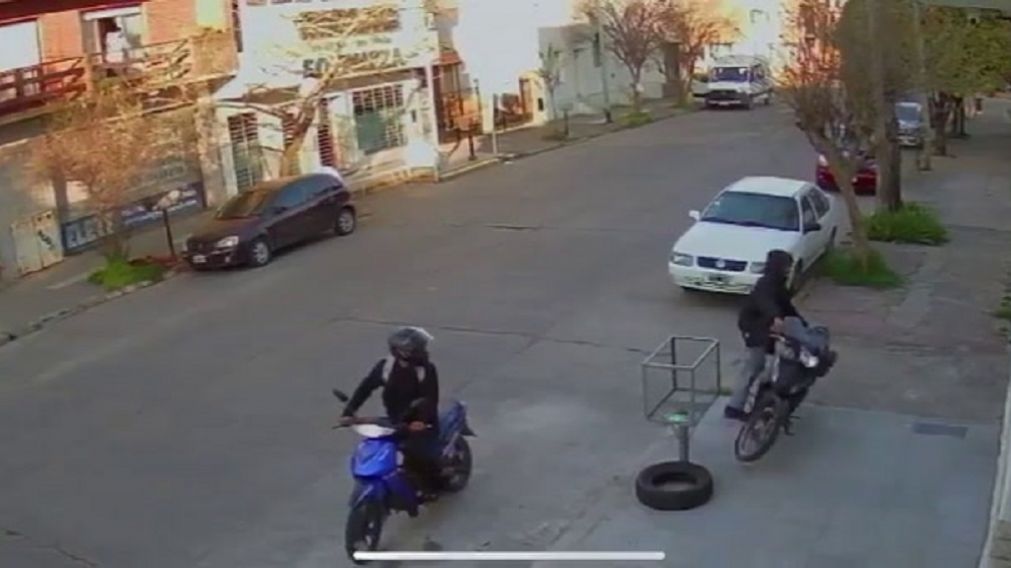 Se tiró del balcón para salvar su moto y terminó con la cadera rota
