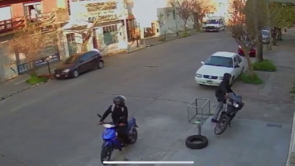 Se tiró del balcón para salvar su moto y terminó con la cadera rota