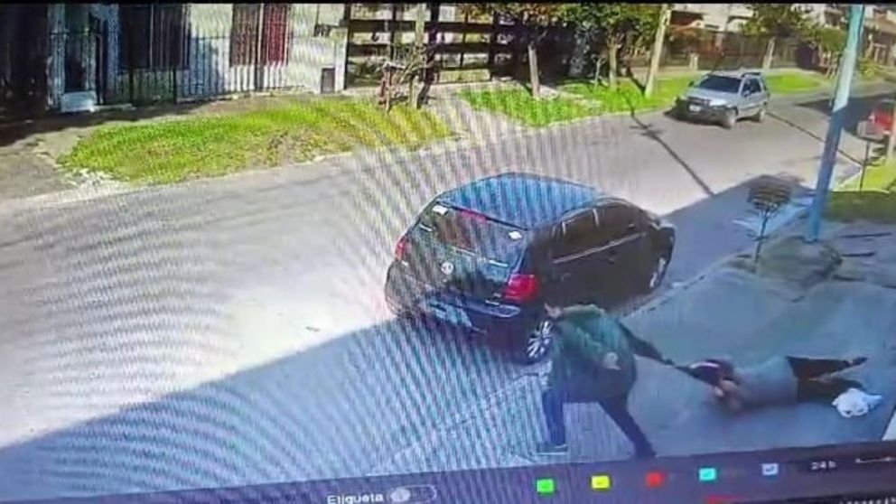 Brutal ataque de motochorros: arrastraron a una mujer para robarle la cartera