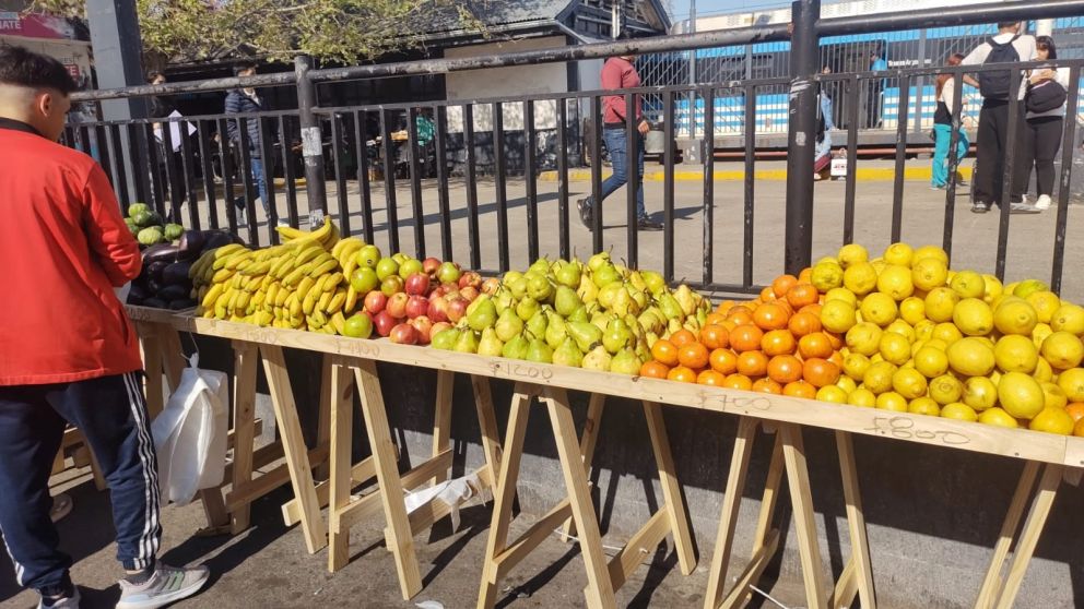 Atención vecinos de Quilmes: mercado de frutas y verduras con precios "populares" a metros de la estación