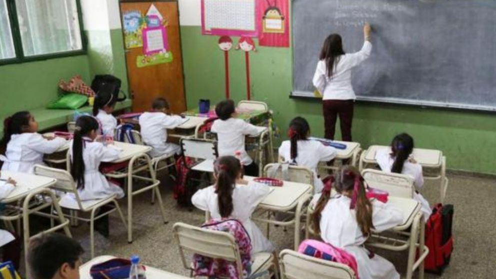 Día del maestro: los docentes deben trabajar en dos o más escuelas para no caer bajo la línea de pobreza