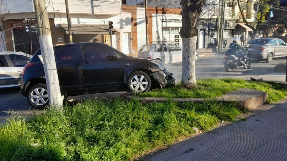 Pudo haber sido tragedia en Quilmes Centro: se sintió mareado y chocó de frente contra un árbol