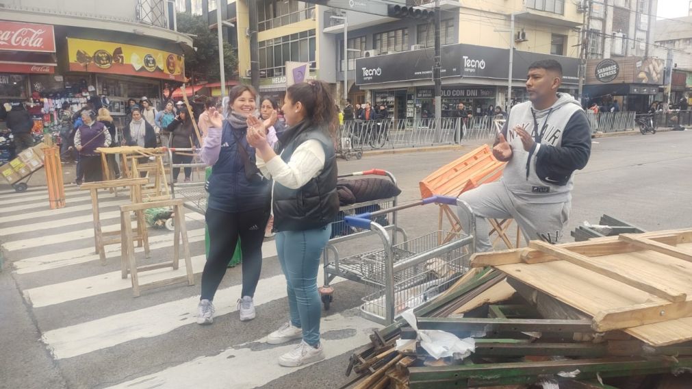 Puesteros que se oponen a trasladarse temporalmente de sector, cortaron Yrigoyen y Rivadavia