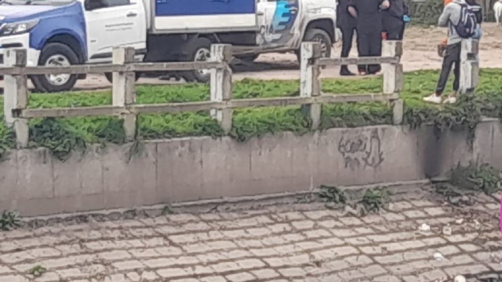 Conmoción y asombro en Quilmes Oeste: el cadáver de un hombre fue encontrado en el arroyo Las Piedras