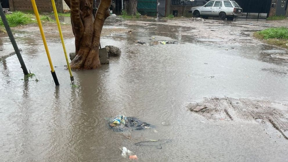Vecina de Ezpeleta Oeste: "Cada vez que llueve se nos inunda todo, es una vergüenza como vivimos"