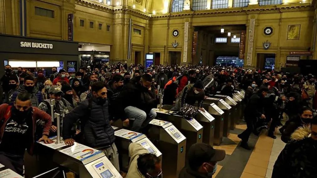 Tren Roca: las demoras y cancelaciones produjeron un caos en Constitución