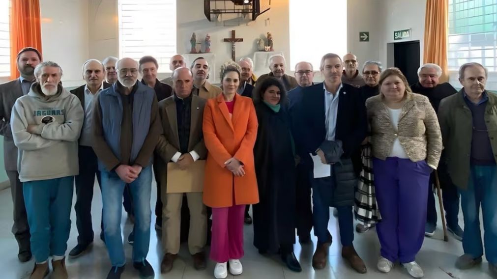 La visita de los diputados libertarios a los represores, retratada dentro de la c�rcel.