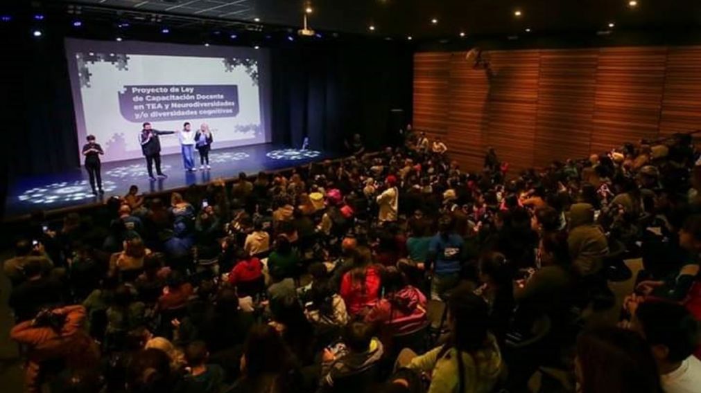 La Comuna presentó el proyecto de capacitación docente obligatoria en TEA y neurodiversidades