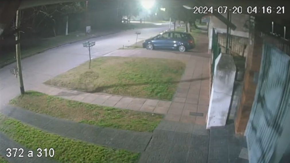 Quilmes Oeste: otra vez robaron luminarias LED de una cuadra y quedaron grabados
