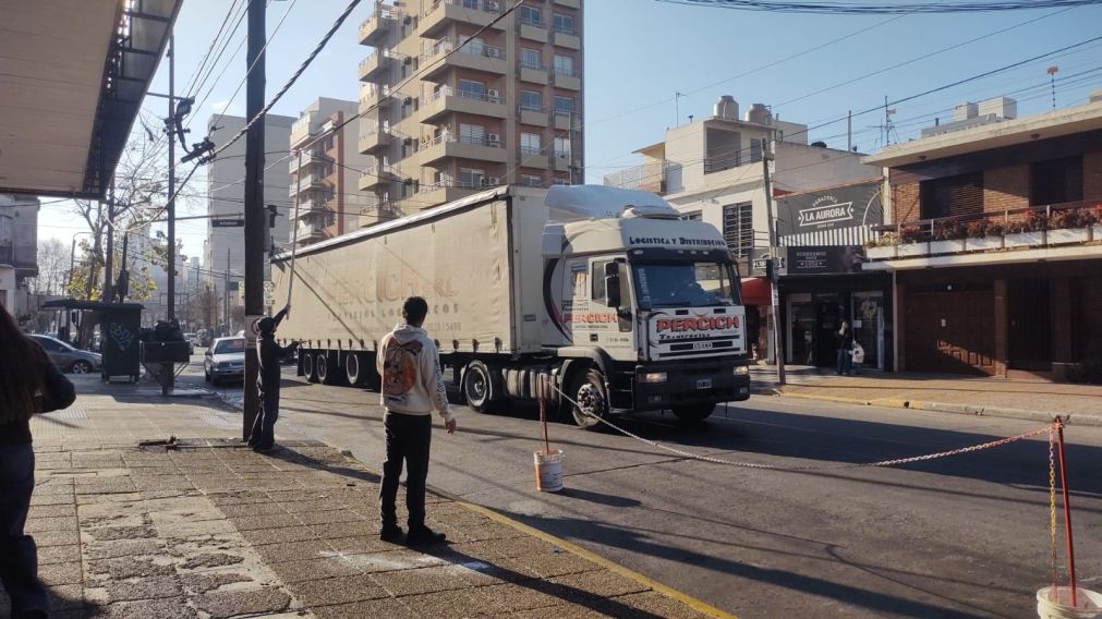 Camión quedó enganchado con un cable que estaba suelto y casi provoca un desastre