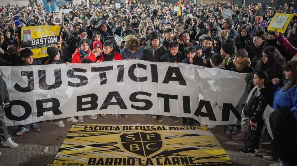 Multitudinaria marcha por el crimen de Wilde