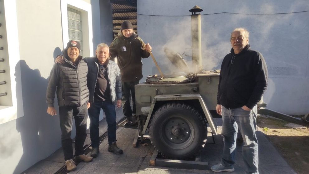 Jornada patria en el Museo Mavilnas Quilmes: Veteranos llevaron a cabo venta de locro y empanadas fritas