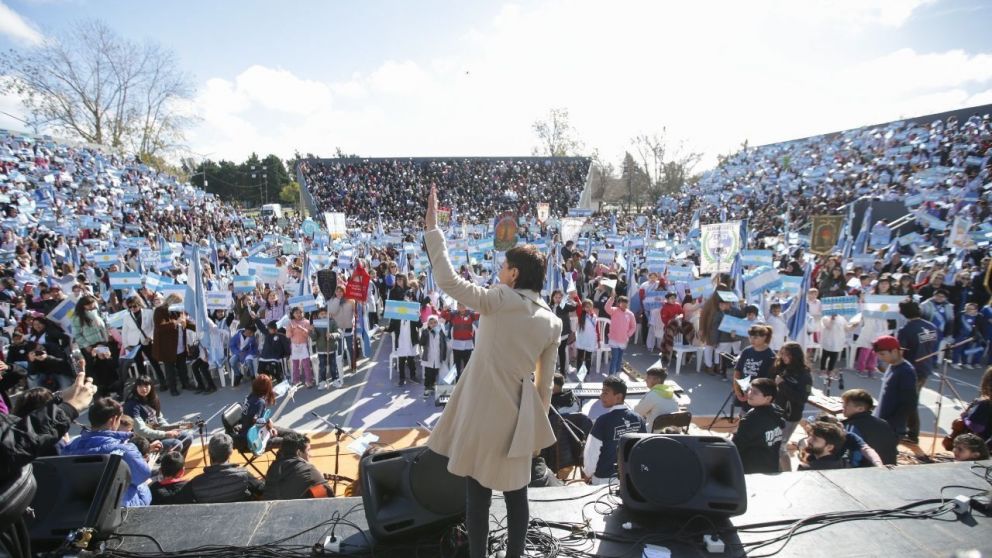 Cerca de 4.000 estudiantes de Quilmes participaron del Acto de promesa a la Bandera