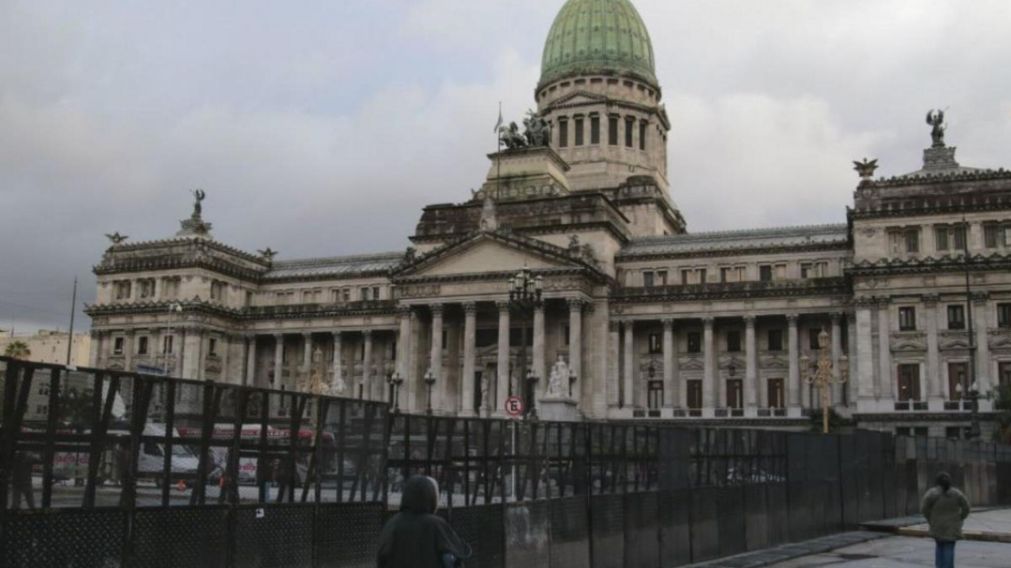 El Congreso amanecerá vallado ante la masiva movilización que se espera afuera contra la Ley Bases.