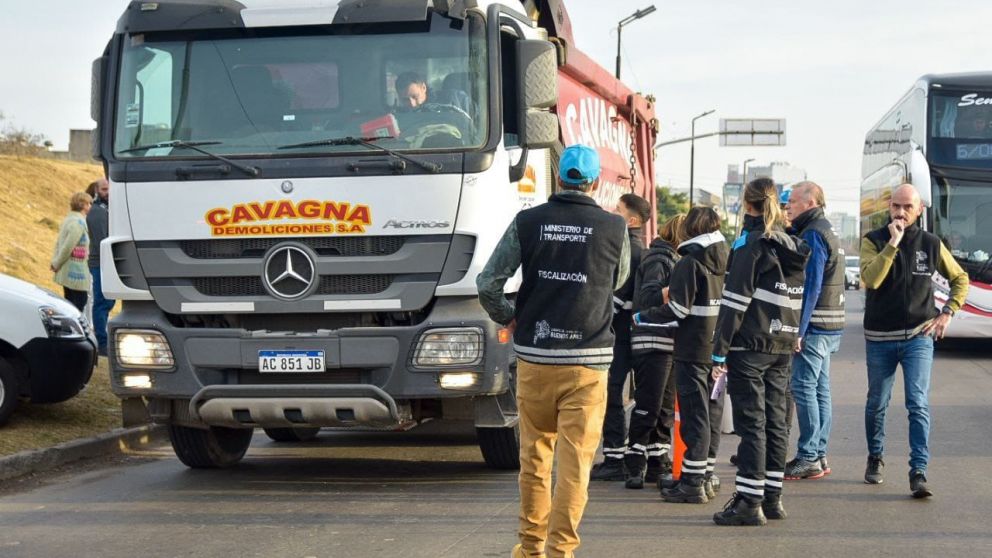 Control de tránsito pesado: 16 infracciones y un camión demorado