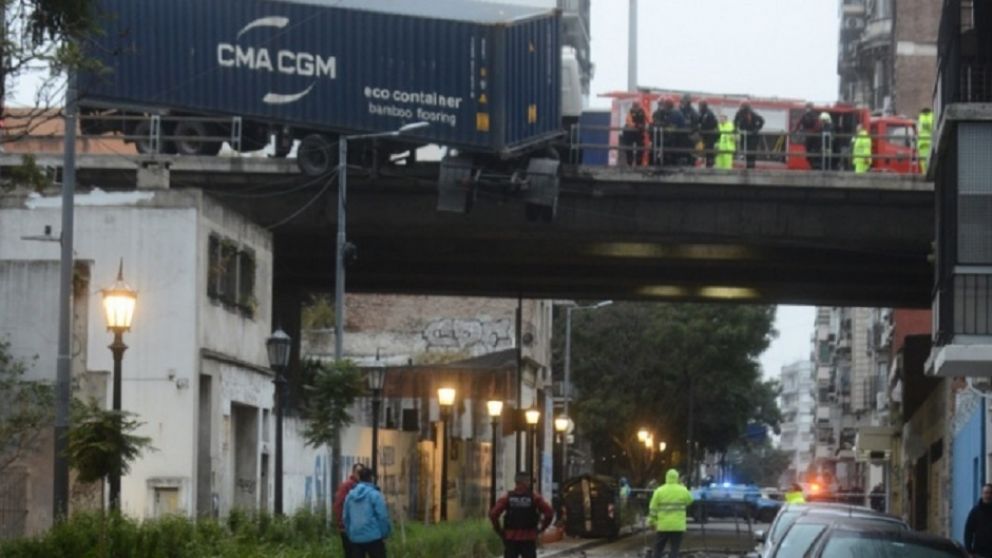 Autopista 25 de Mayo: manejó alcoholizado un camión y casi provoca una tragedia