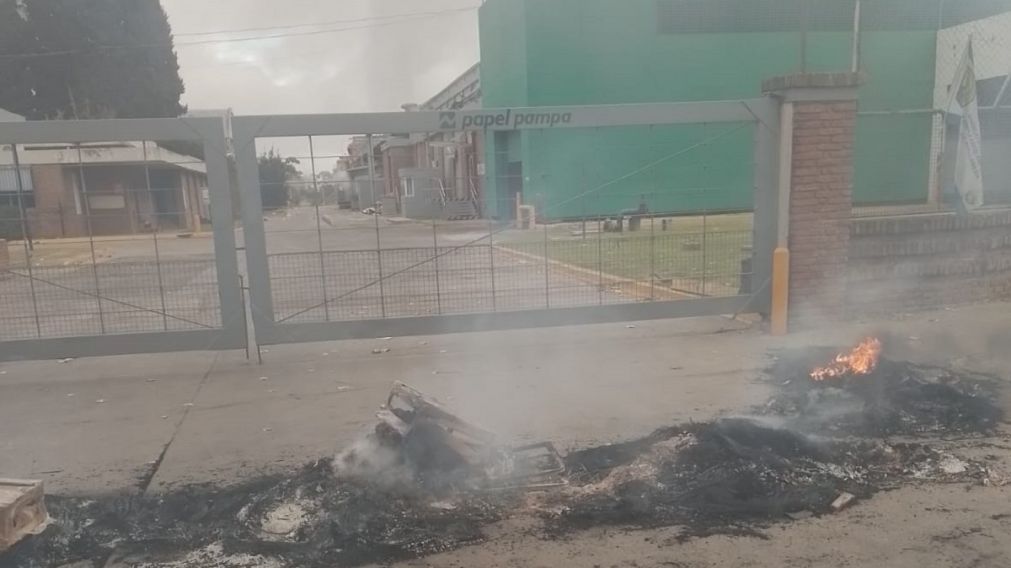 Quilmes Oeste: protesta en la ex Massuh por parte de trabajadores despedidos de una f�brica de muebles