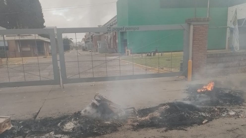 Quilmes Oeste: protesta en la ex Massuh por parte de trabajadores despedidos de una fábrica de muebles