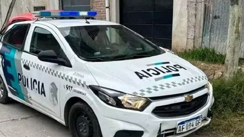 Lo estabán por ingresar a una alcaidía, se subió a un patrullero y escapó
