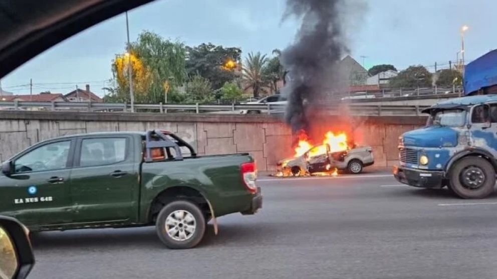 Otro incidente en Panamericana: autos se incendiaron y hubo caos