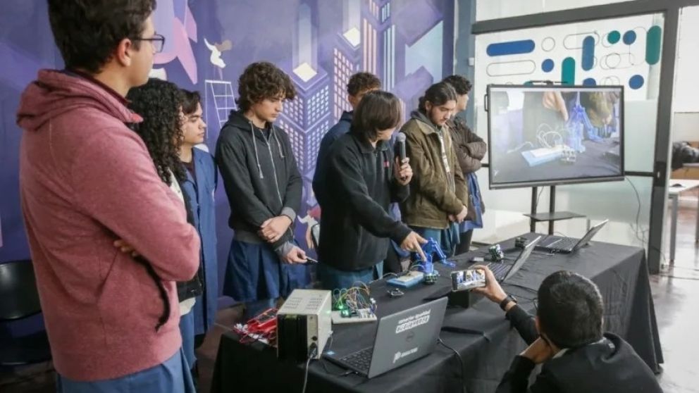 Quilmes: entrega de kits de robótica para escuelas
